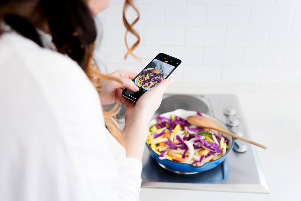 Can You REALLY Run a Profitable Home Kitchen with Just a Smartphone? 